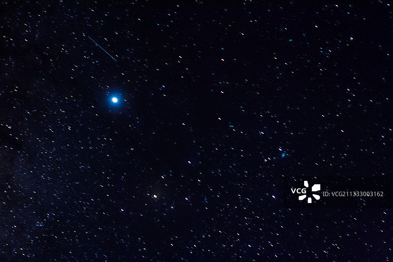 仰视角度拍摄的夜空中的星星，位于哥伦比亚桑坦德省图片素材