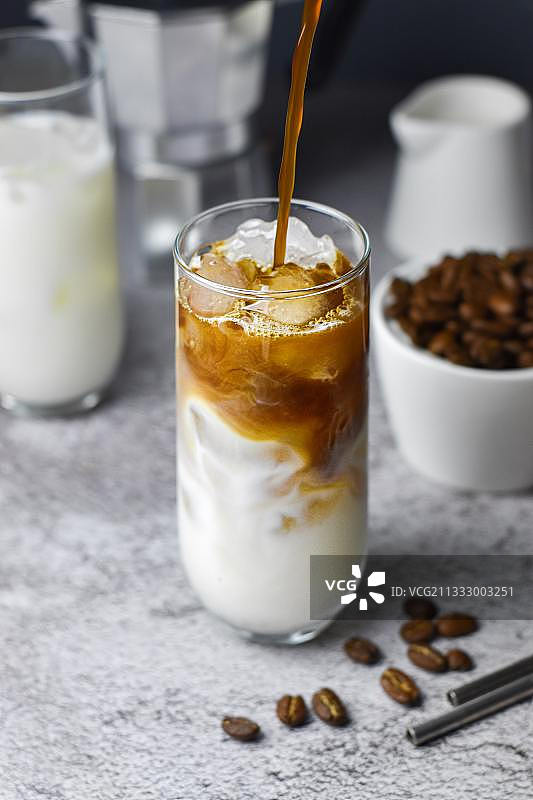 在桌子上的玻璃杯里的饮料的特写图片素材