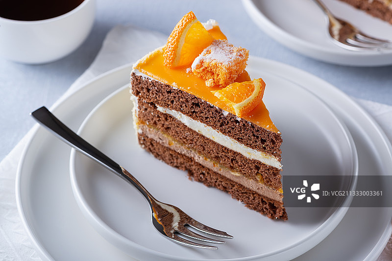 桌上盘中的蛋糕切片特写图片素材