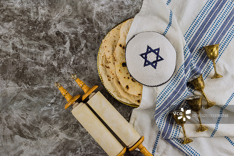 带有matzah和《托拉》经卷的正统犹太教物品图片素材