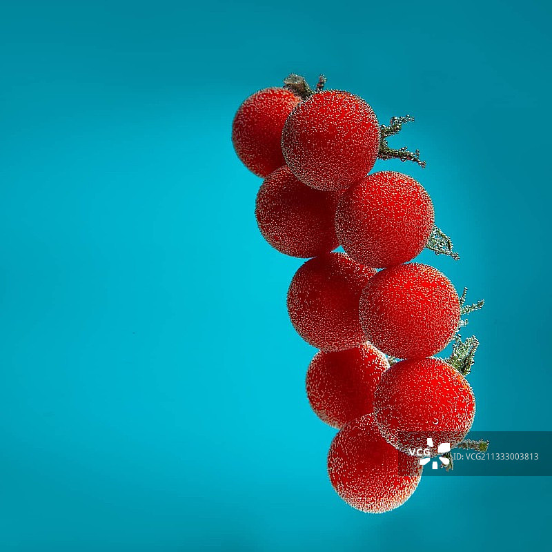 印度水下红色樱桃与蓝色背景的特写图片素材