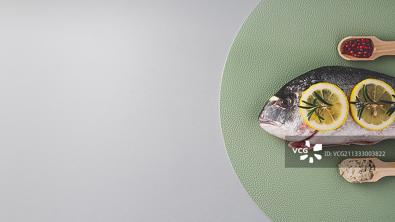 新鲜未煮熟的多拉多鱼图片素材