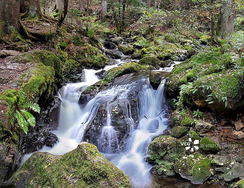 拉文纳峡谷森林瀑布风景，德国图片素材