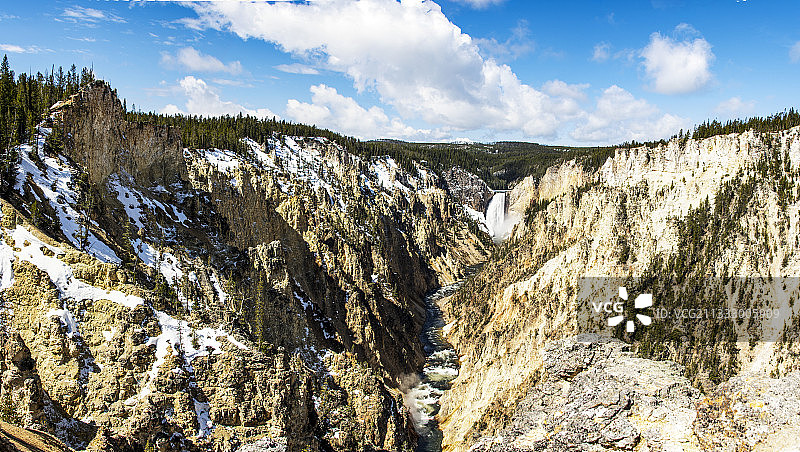 美国怀俄明州黄石大峡谷的岩石山脉全景图片素材