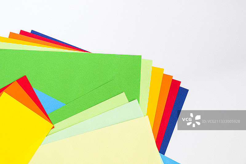 灰色背景上的彩色纸张特写图片素材