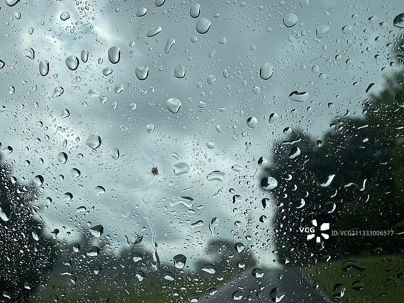 雨季期间潮湿玻璃窗的完整画面图片素材