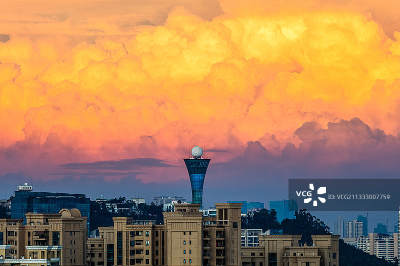 火烧云下的气象塔图片素材