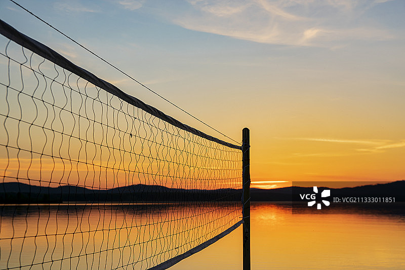 日落时湖泊的风景图片素材