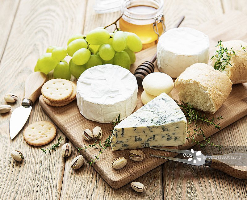 桌子上的奶制品高角度视图图片素材