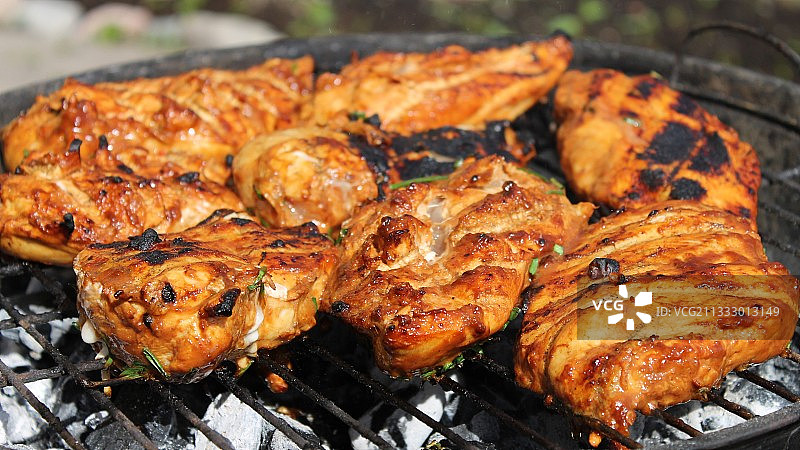 烤肉架上的肉的特写图片素材