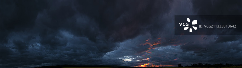 陆地上空的暴风云风光图片素材