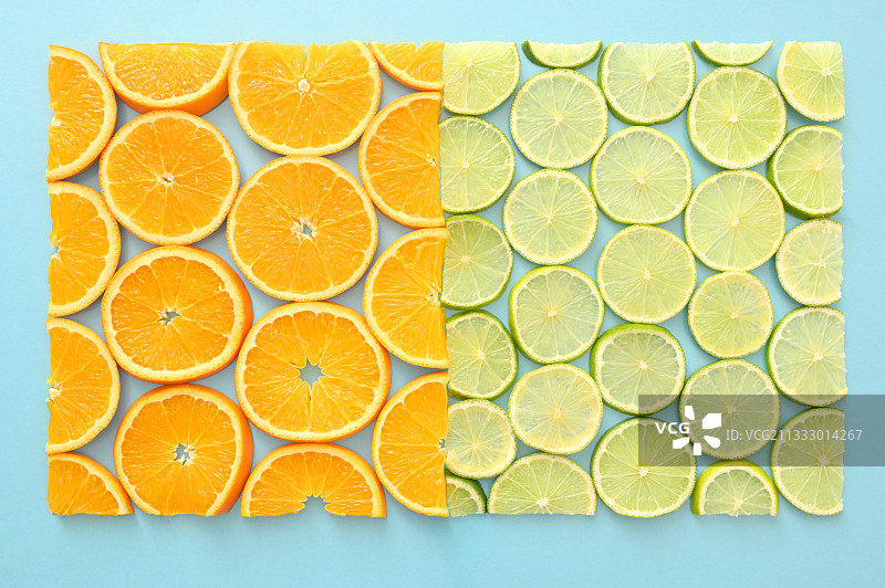 蓝色背景上的橙子切片俯视图图片素材