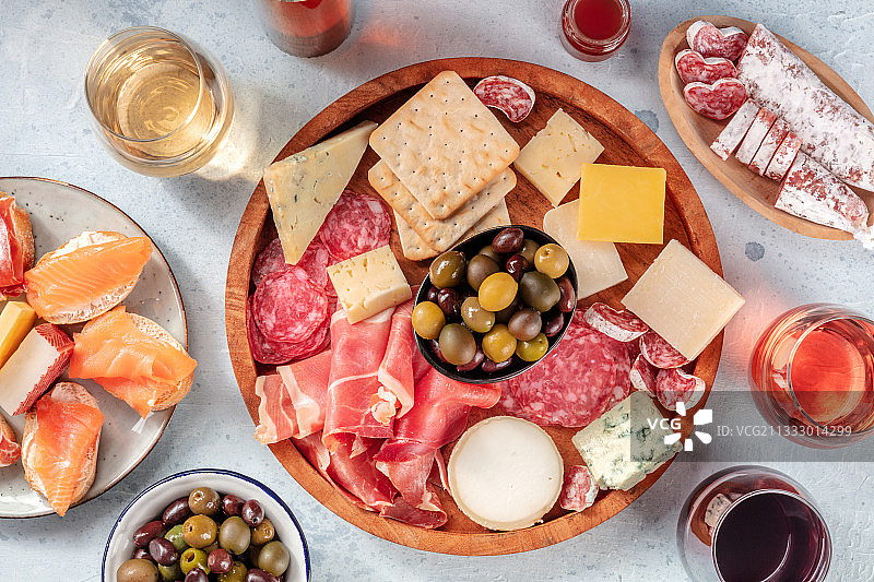 餐桌上食物的正上方图片素材