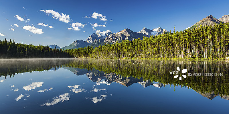 加拿阿尔伯塔省班夫树木环绕的湖泊风光图片素材