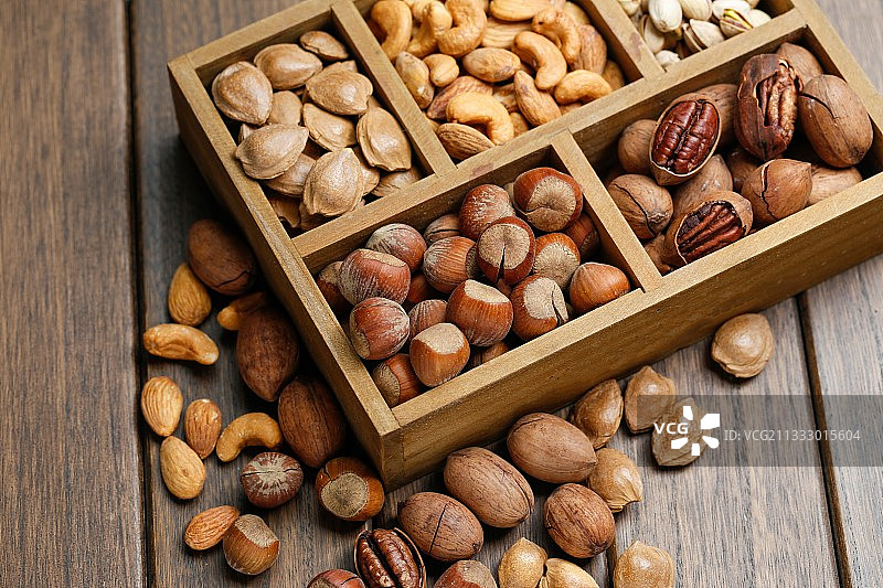 木盒中的坚果高角度视图图片素材