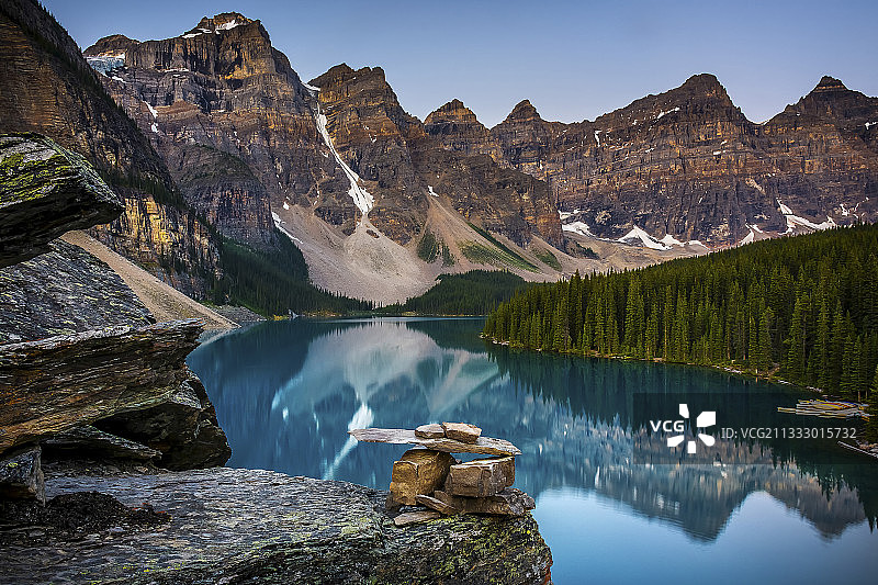 加拿大艾伯塔班夫湖泊群山晴空风光图片素材