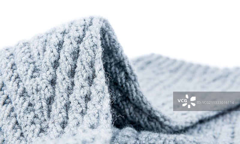 白雪覆盖的土地，以晴朗的天空为背景特写图片素材