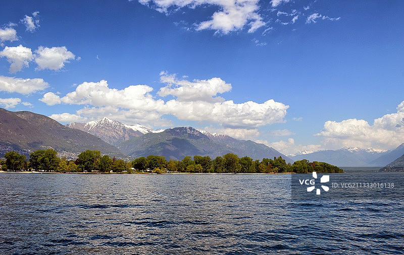 湖的风景，山对天图片素材