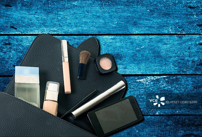 俯视拍摄：桌上的美容产品图片素材