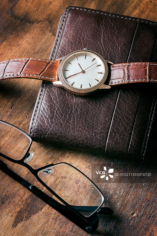 桌上的手表（高角度）图片素材