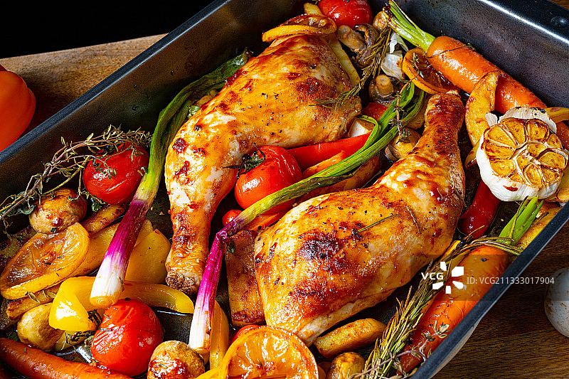 桌上容器里的鸡肉的高角度视图图片素材