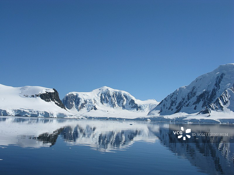 南极洲湖泊与雪山的壮丽景色图片素材