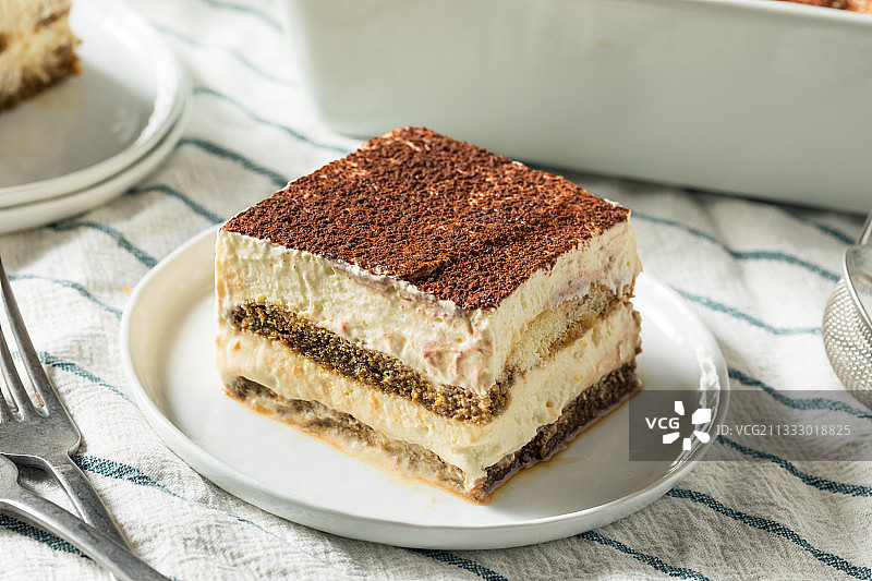 特写蛋糕在盘子上的桌子图片素材