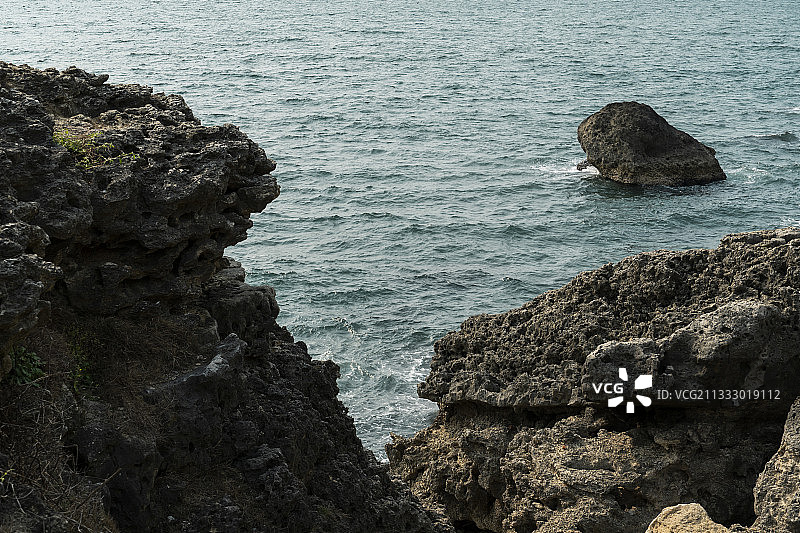 中国台湾高雄市海岸岩石高角度景观图片素材