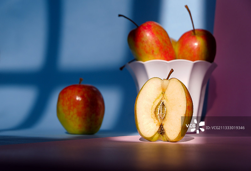 桌上的苹果特写图片素材