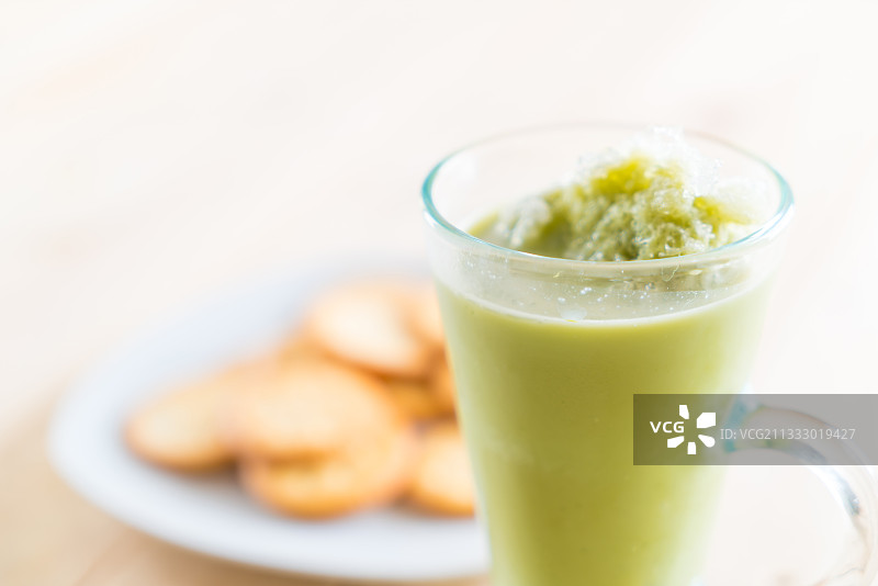 桌上水果果汁饮品特写图片素材