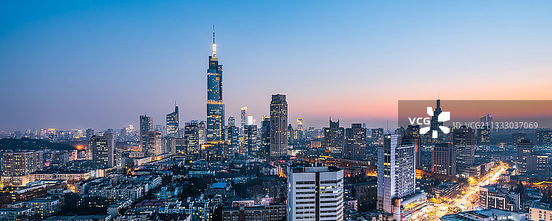 中国江苏南京紫峰大厦和城市天际线夜景图片素材