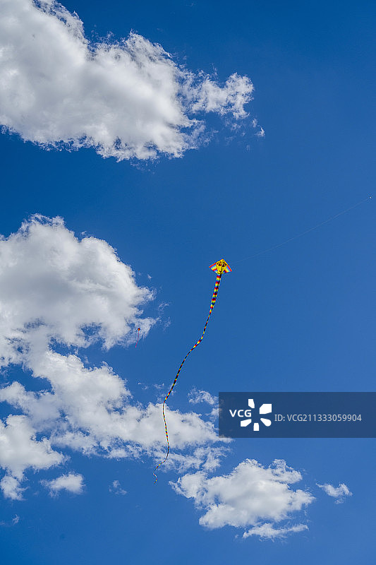 蓝天白云风筝飘图片素材