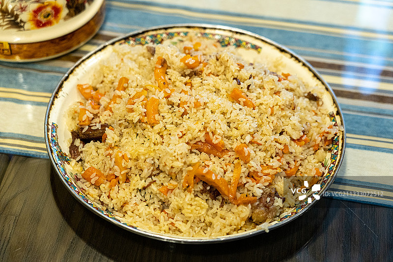 新疆特色传统美食羊肉手抓饭图片素材