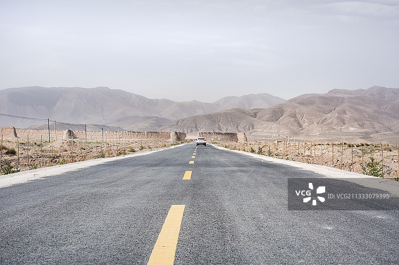 甘肃省白银市景泰县永泰古城外的公路景观图片素材