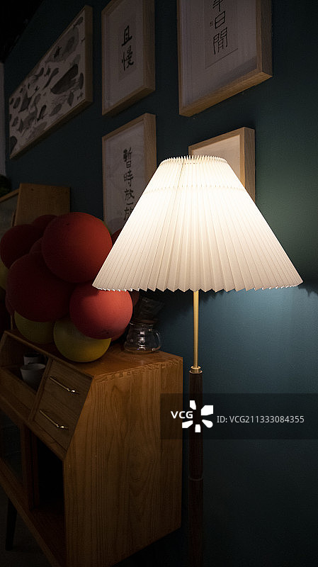角落里的台灯图片素材