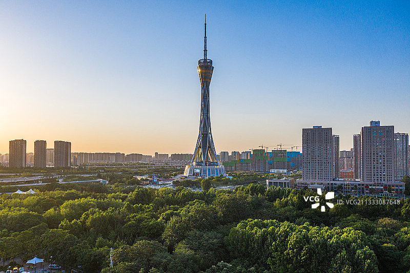 郑州，中原福塔，绿化图片素材