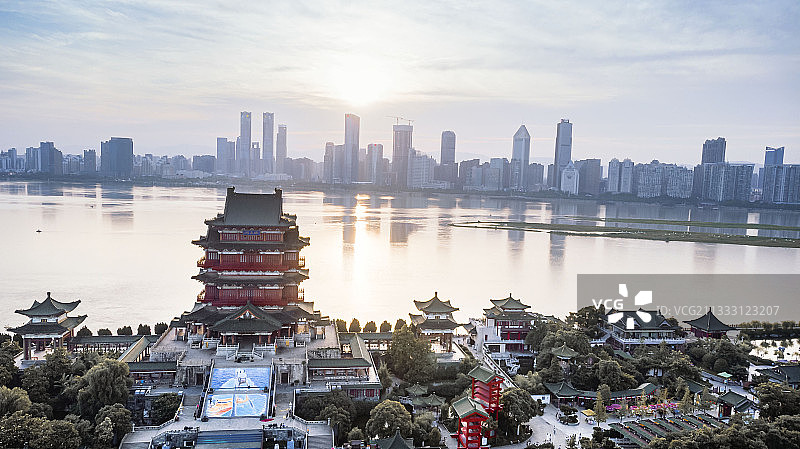 夕阳西下，赣江之上滕王阁，抚河，南昌城市建筑图片素材
