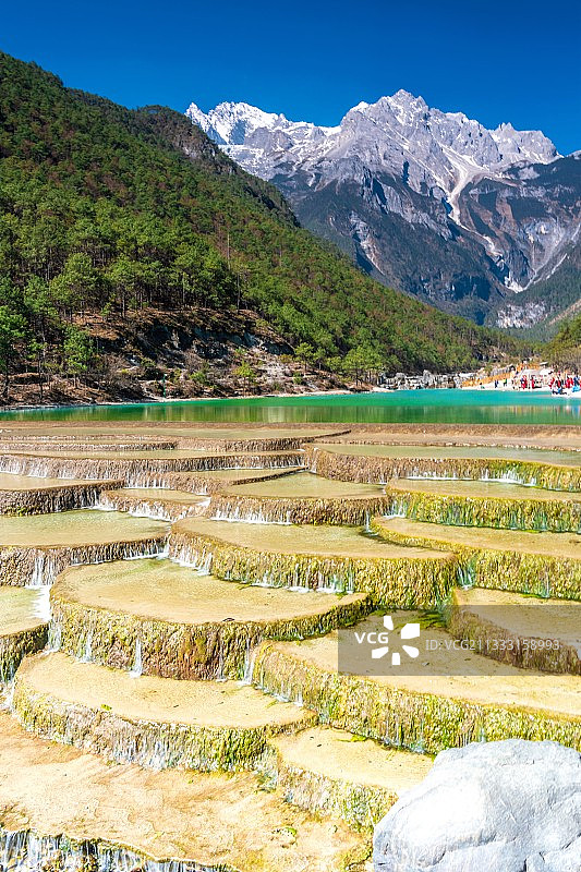 蓝月谷畔的玉龙雪山图片素材