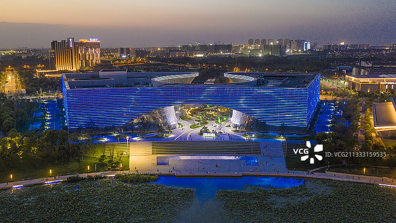 扬州中国运河大剧院夜景，拍摄于扬州明月湖图片素材
