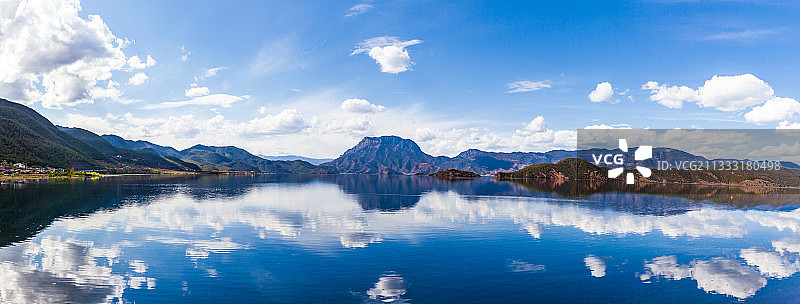 丽江，泸沽湖，全景，蓝天白云图片素材