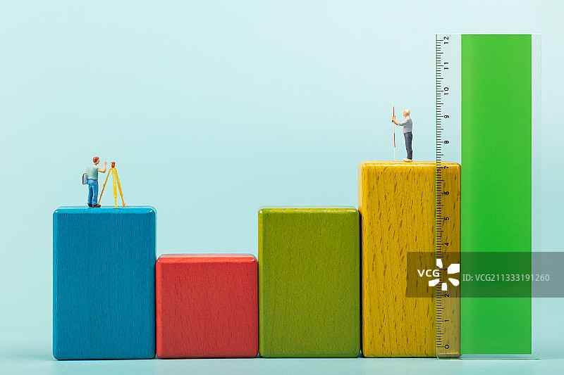 微缩创意数据柱状图直尺测量增长的测绘师图片素材
