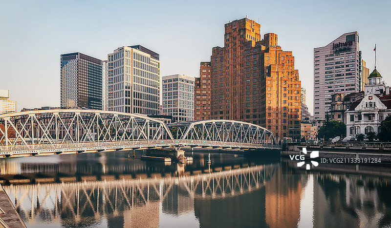 晨光下的外白渡桥和上海大厦图片素材