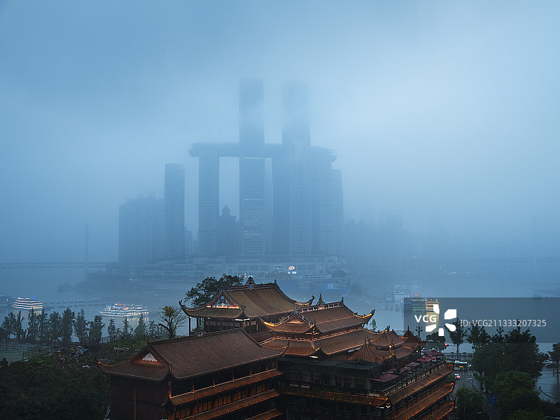 百年古刹慈云寺与高楼林立的朝天门来福士交相辉映，相得益彰图片素材