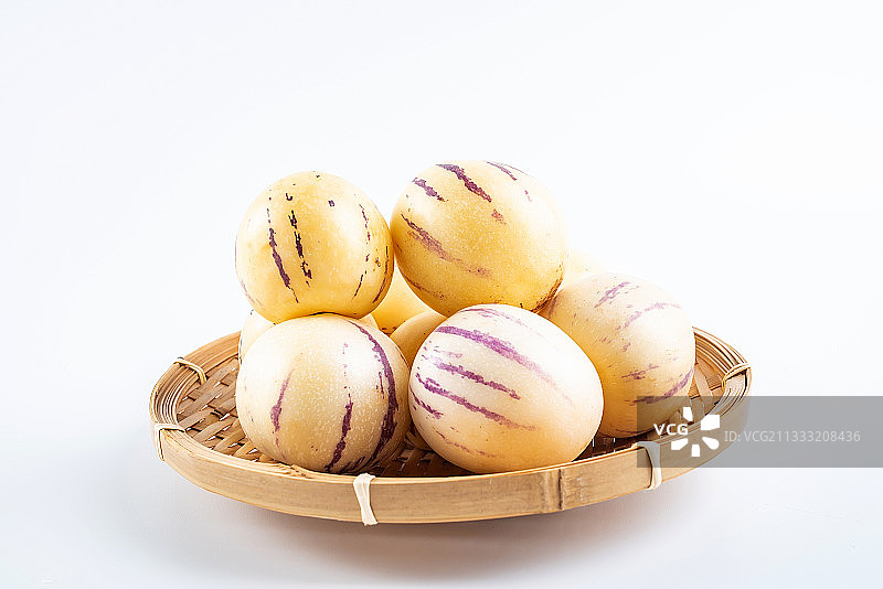 白背景上的新鲜人参果图片素材