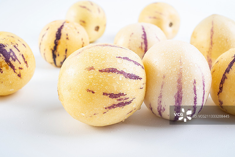 白背景上的新鲜人参果图片素材