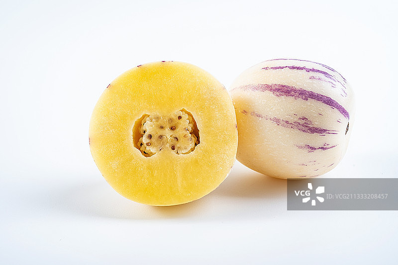 切开的新鲜水果人参果图片素材