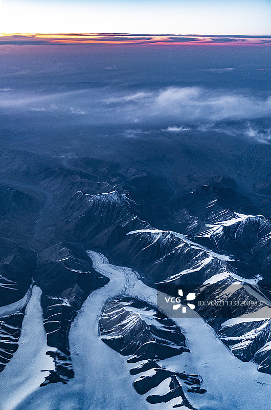 暮色中的祁连山透明梦柯冰川图片素材