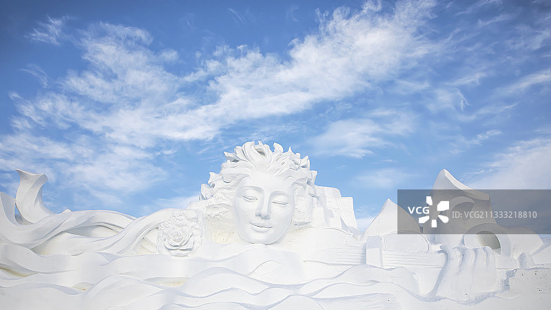 哈尔滨太阳岛雪博会的雪塑歌者因疫情游客稀零、倍显孤独。图片素材