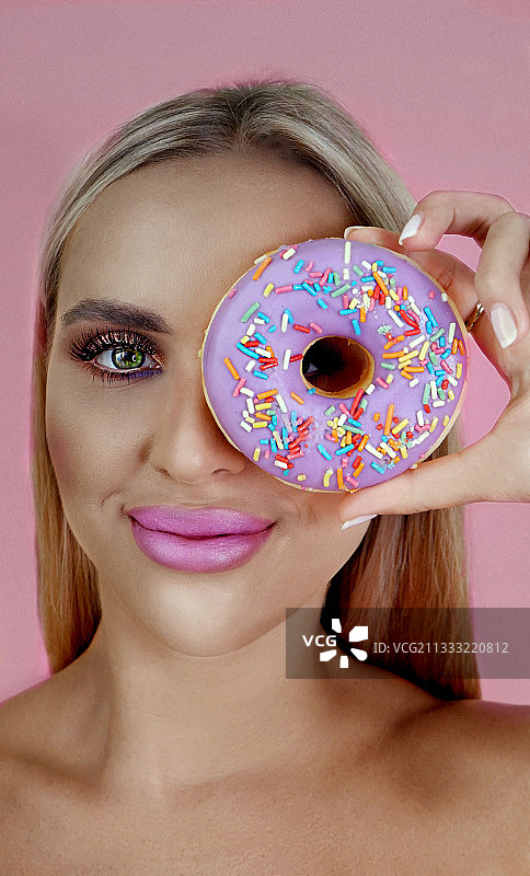 年轻女子与甜甜圈，阿拉伯联合酋长国图片素材