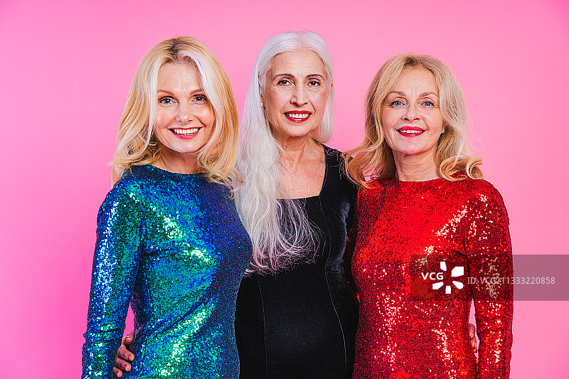 粉色背景下的微笑女性图片素材